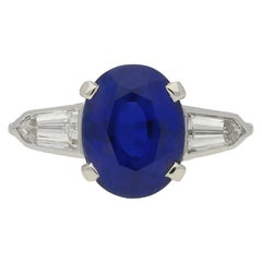 Anillo de zafiro birmano azul real y diamantes, circa 1950.