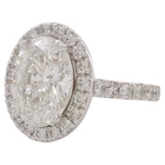 Anello con diamante taglio ovale certificato GIA da 3.01 carati con aureola e pavè in platino