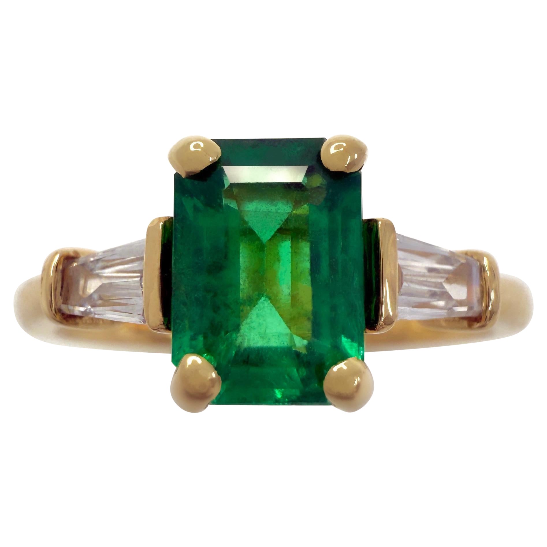 Anello con tre pietre a forma di ottagono in oro giallo 18k con smeraldo verde vivo e diamanti (1,08ct)