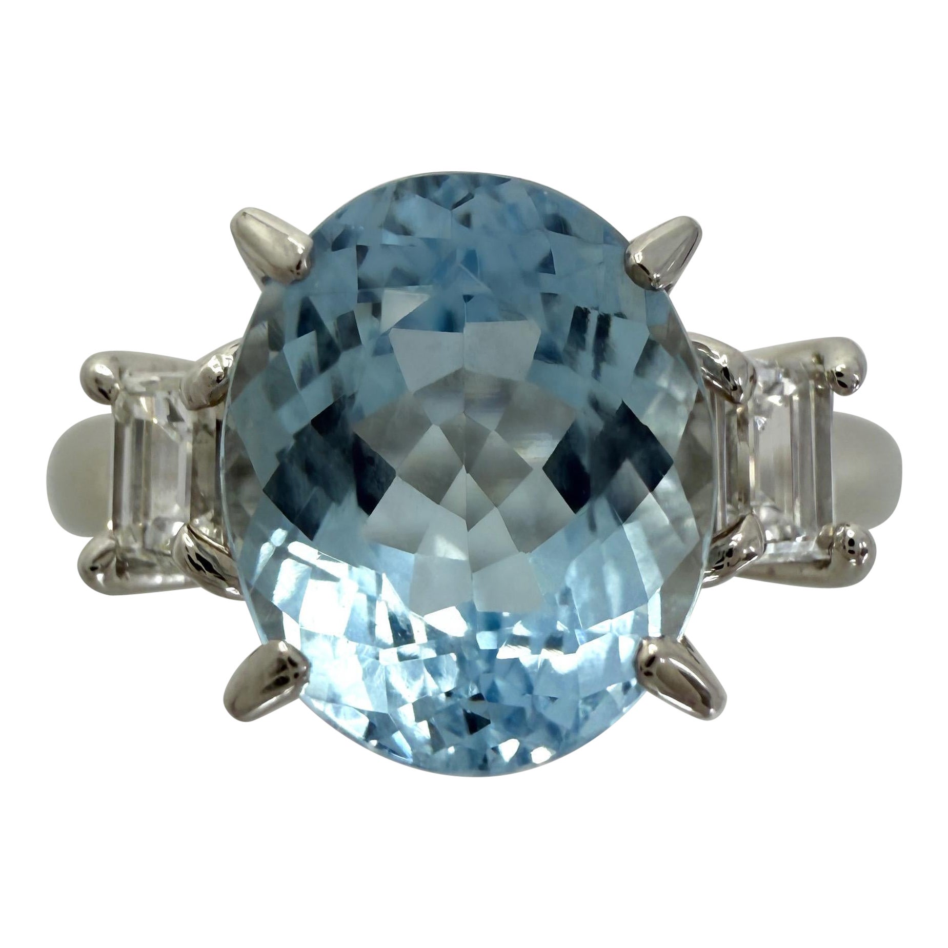 Anillo de tres piedras en platino con aguamarina talla oval de 2,25 ct y diamante talla esmeralda