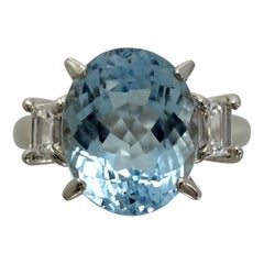 Bague à trois pierres aigue-marine taille ovale et diamant taille émeraude 2,25 carats