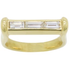 Anillo recto de diamantes baguette en oro amarillo de 18k