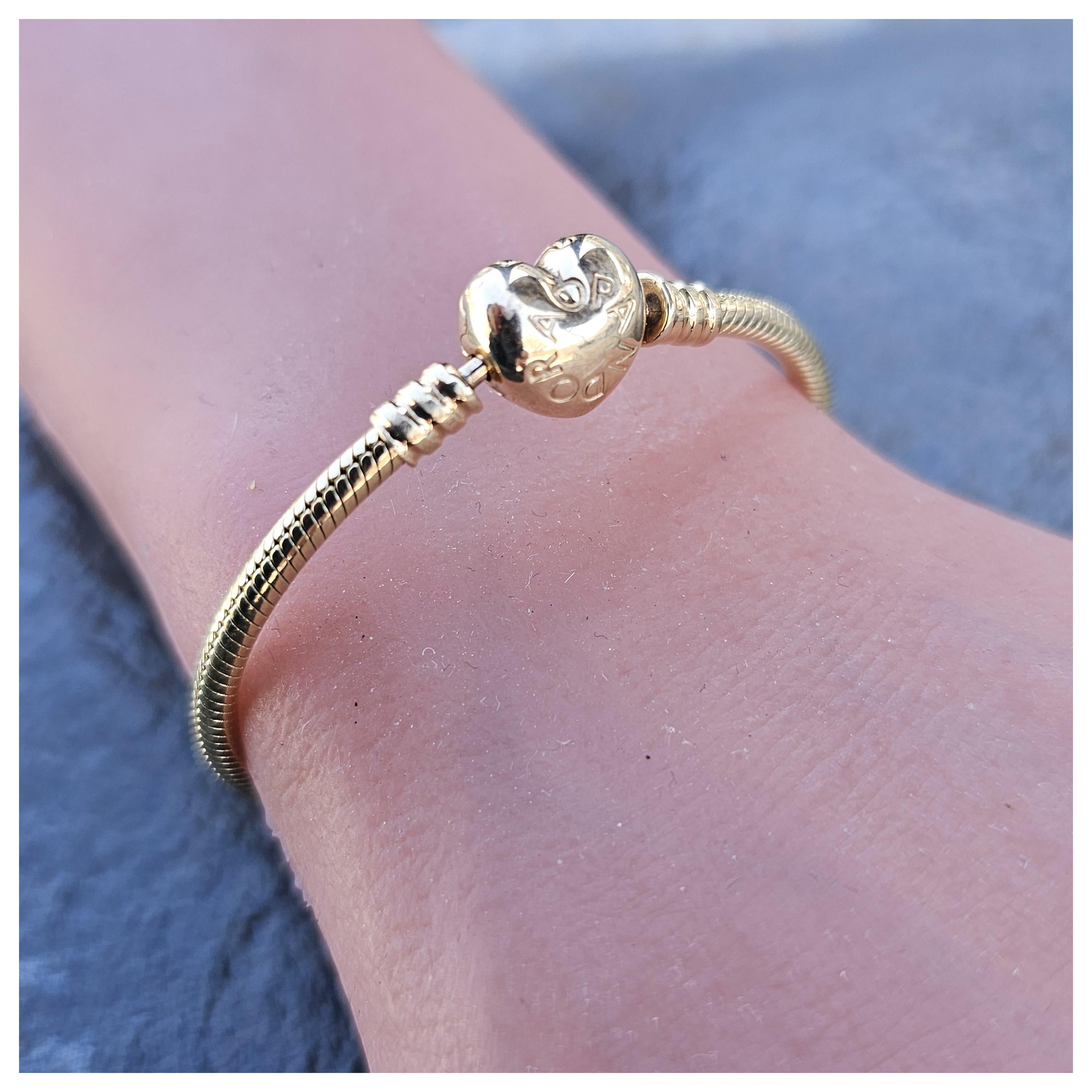 Pandora Moments 14k Gold Armreif mit Herzverschluss und Schlangenanhänger 6,5"