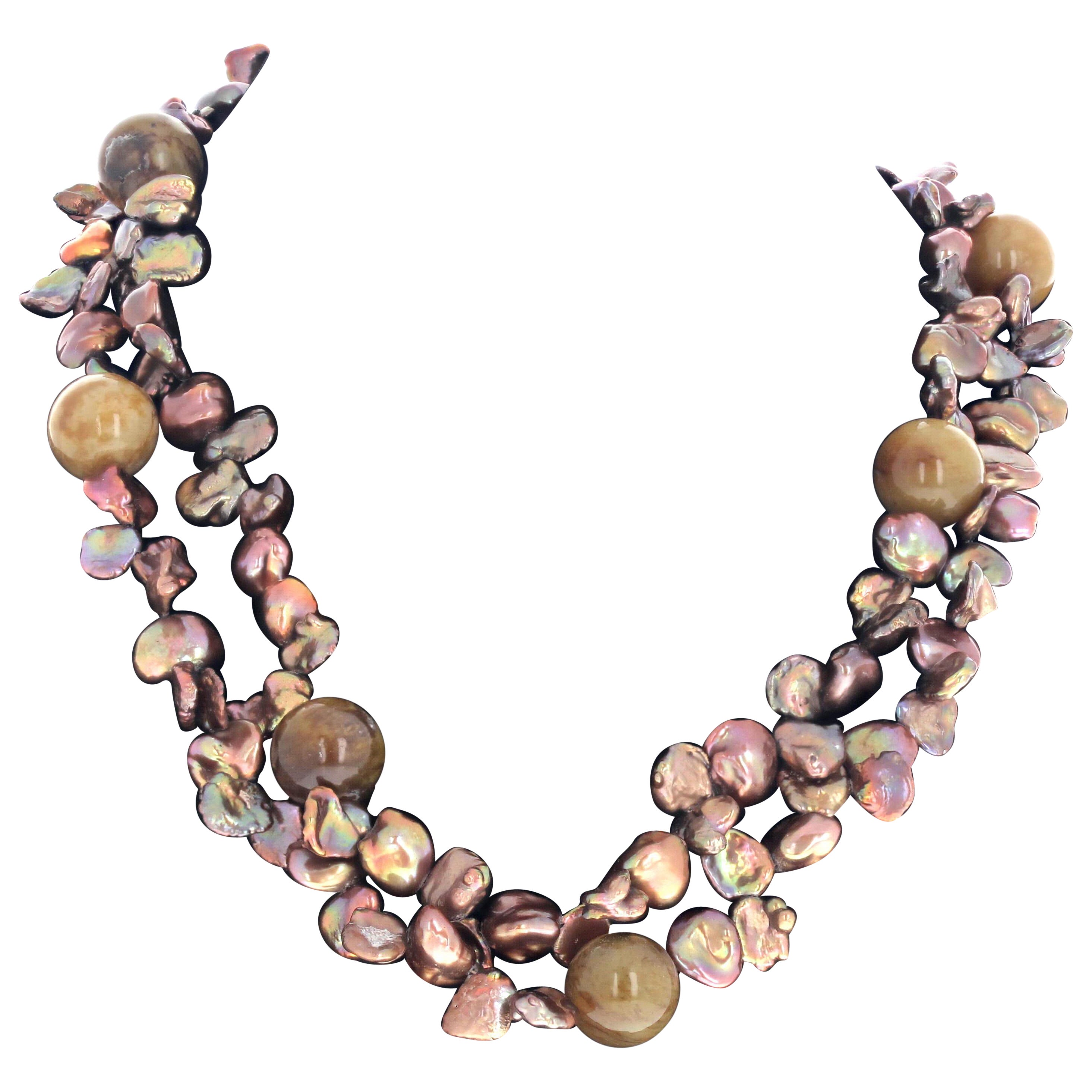 AJD Collana a doppio filo con conchiglie di perle multicolori e opale tondo grande da 20". in vendita