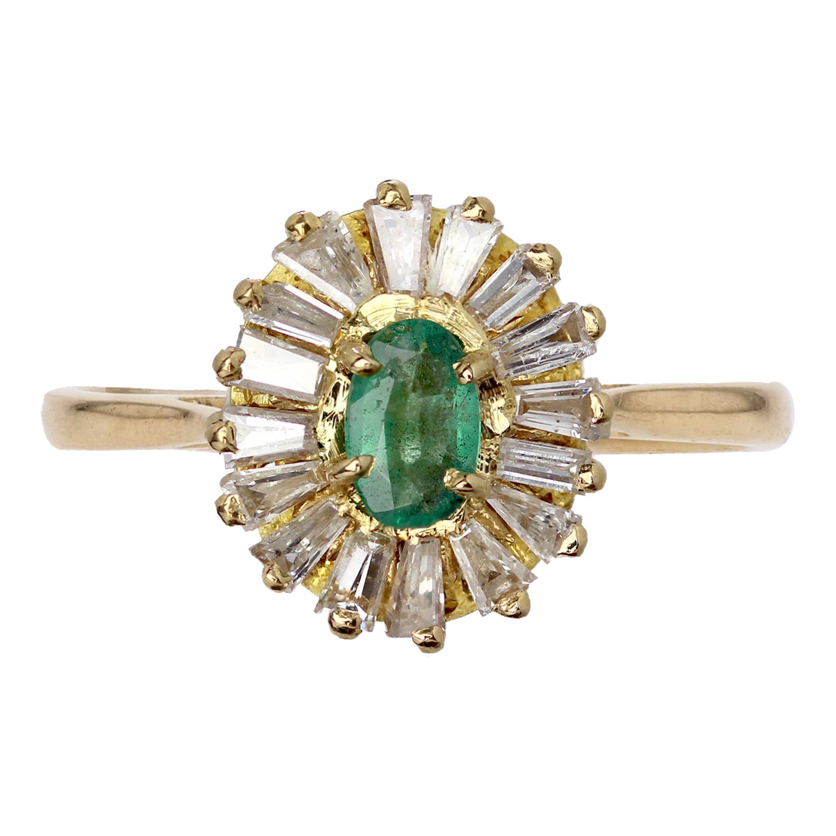 Moderner Ring aus 18 Karat Gelbgold mit Smaragd und Trapezdiamanten