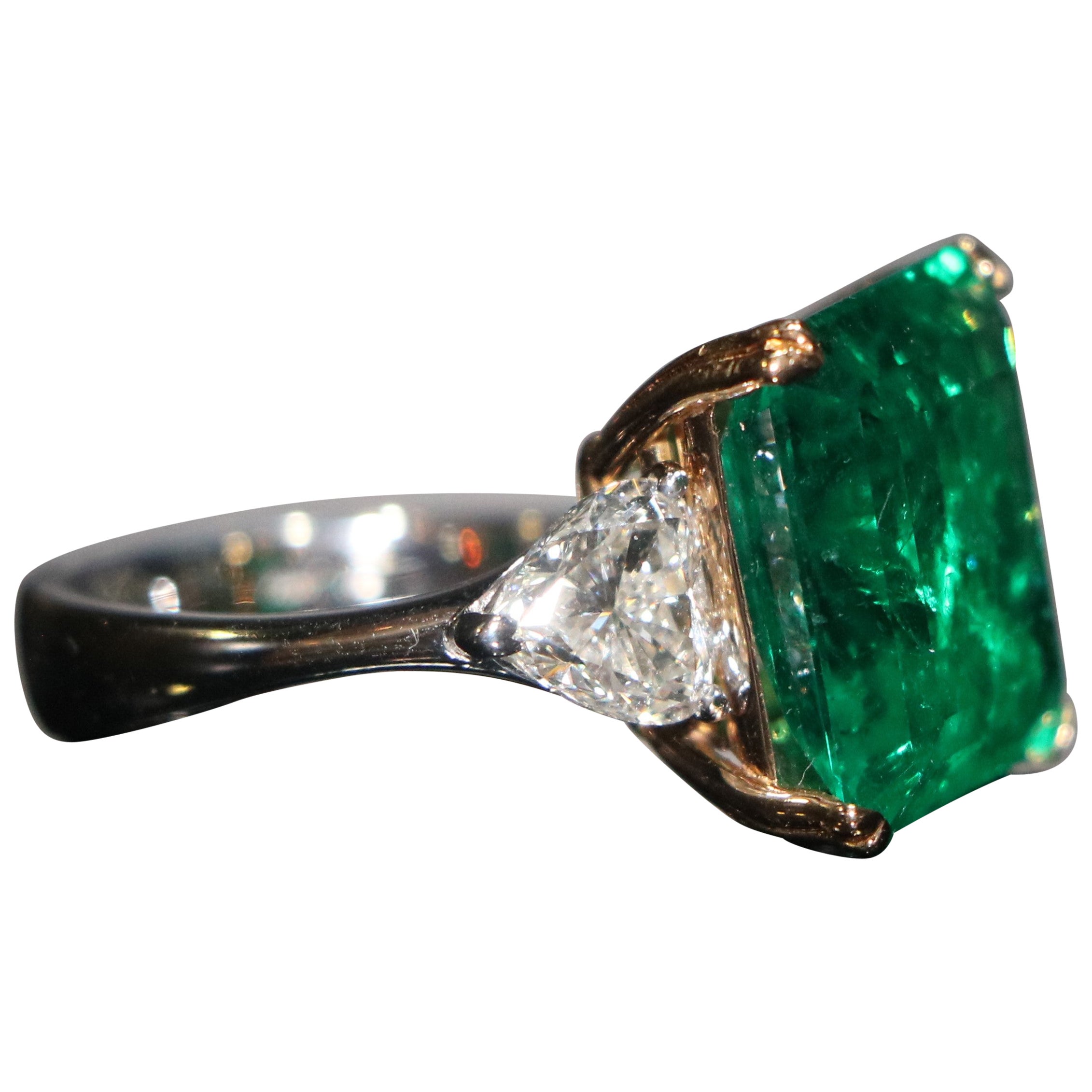 Alber Mor Jewelry
Center Emerald super fine gem.
Certified 11.02 carat.
Colombian Muzo Green
Diamond Ring.
A rare Gubelin Certified Natural
Emerald and Diamond Ring
11.02 carat Emerald. is Colombian Muzo
Green and two heart shape diamonds
on the