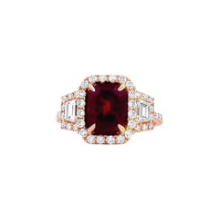 Elegante Anillo de Rubíes y Diamantes