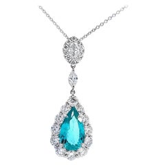 Elegante collana con ciondolo a goccia
