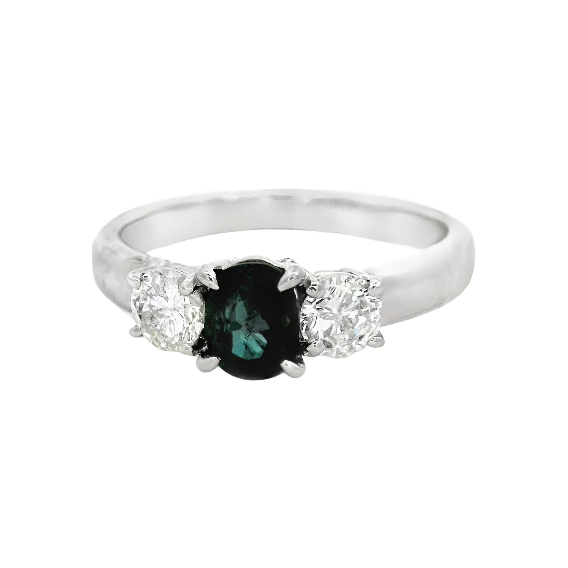 Elegante Anillo de Tres Piedras