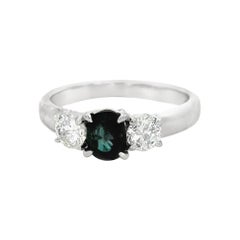 Elegante Anillo de Tres Piedras