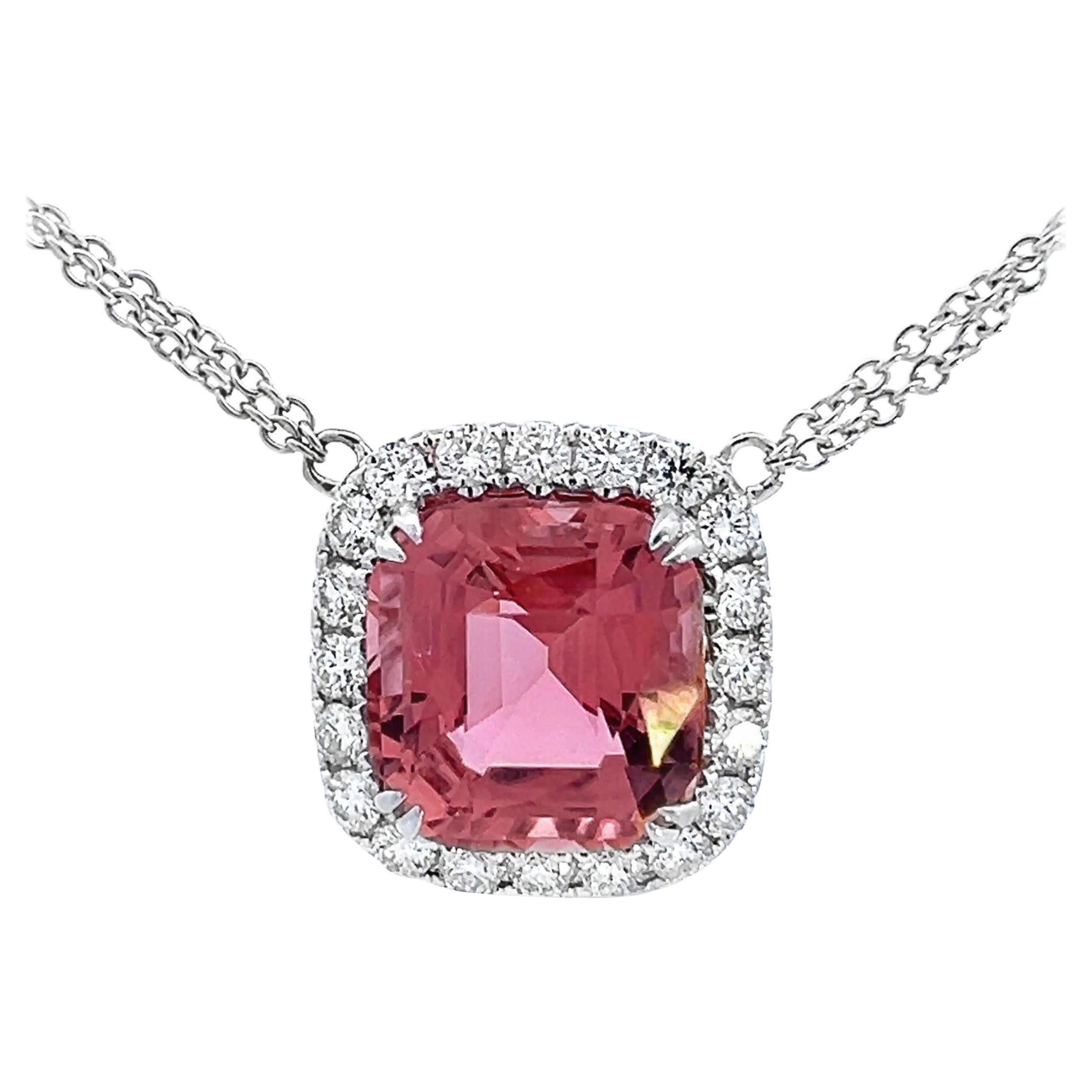 Elegante ciondolo con gemma rosa