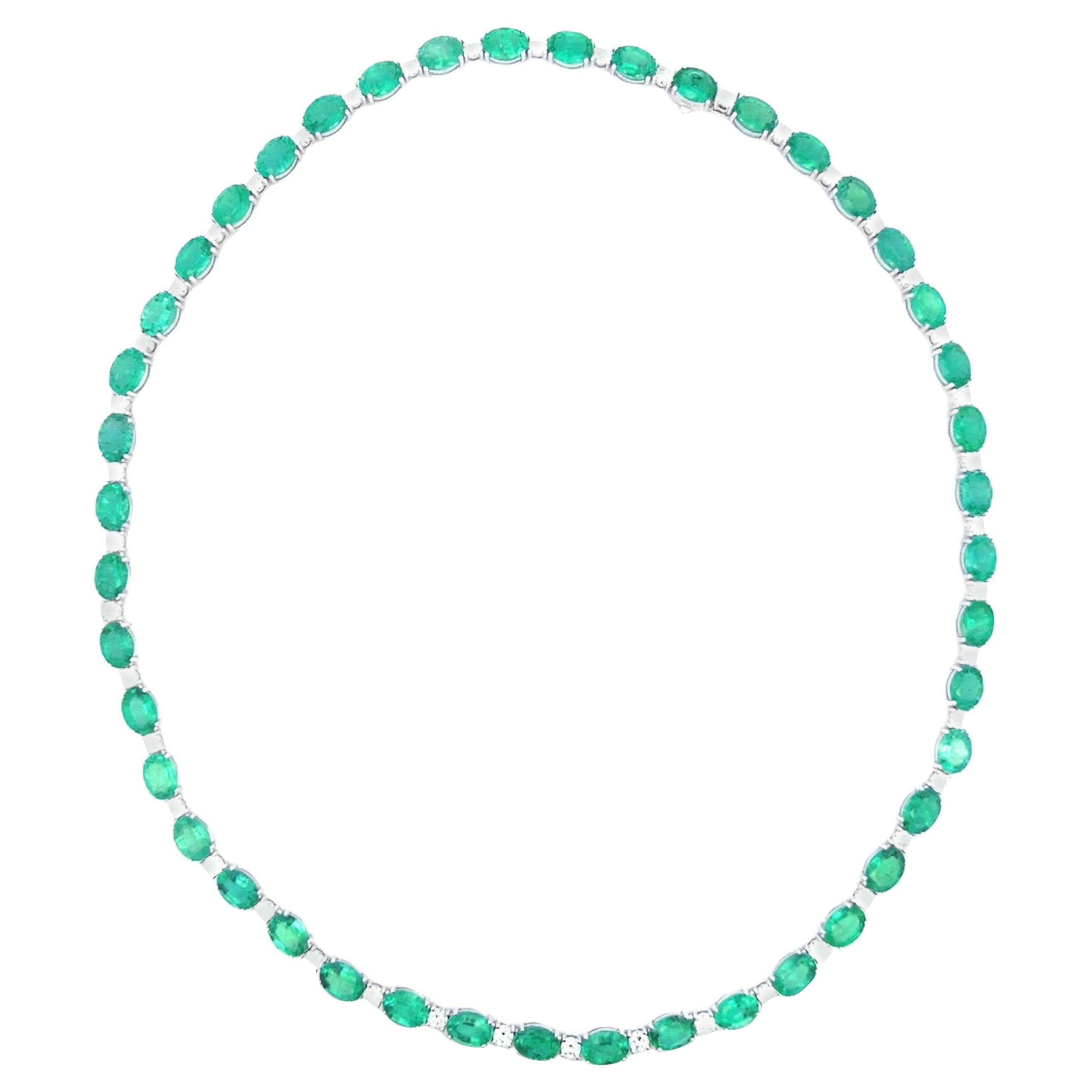 Collier d'émeraudes élégant en vente