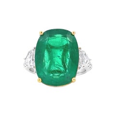 Stunning Emerald and Diamond Ring