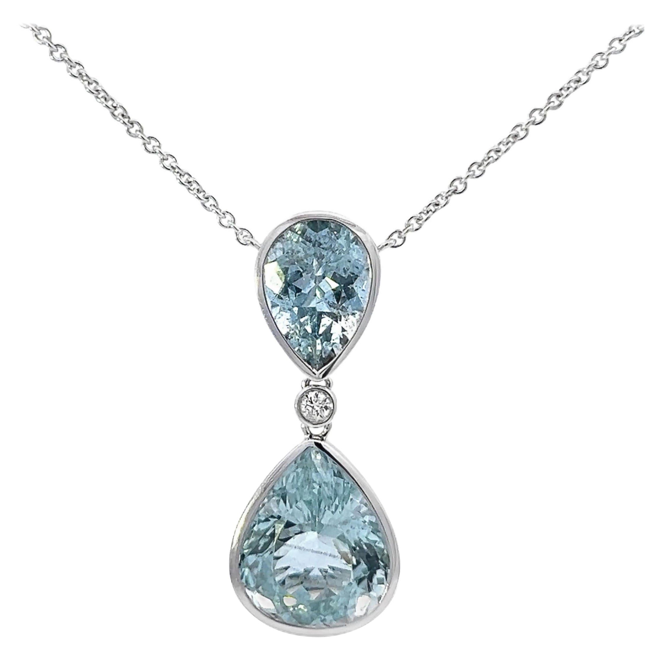 Eleganza del ciondolo con gemma d'acqua