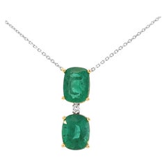 Elegante collana con ciondolo a forma di smeraldo