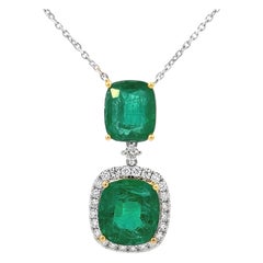 Elegante collana con ciondolo a forma di smeraldo