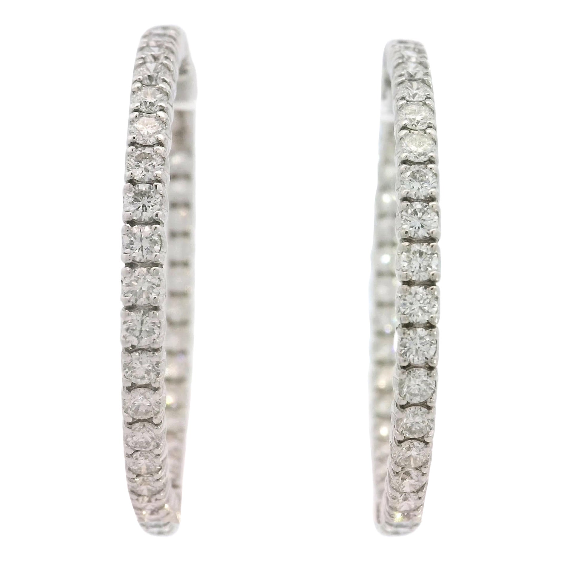 Elegantes pendientes de aro con diamantes