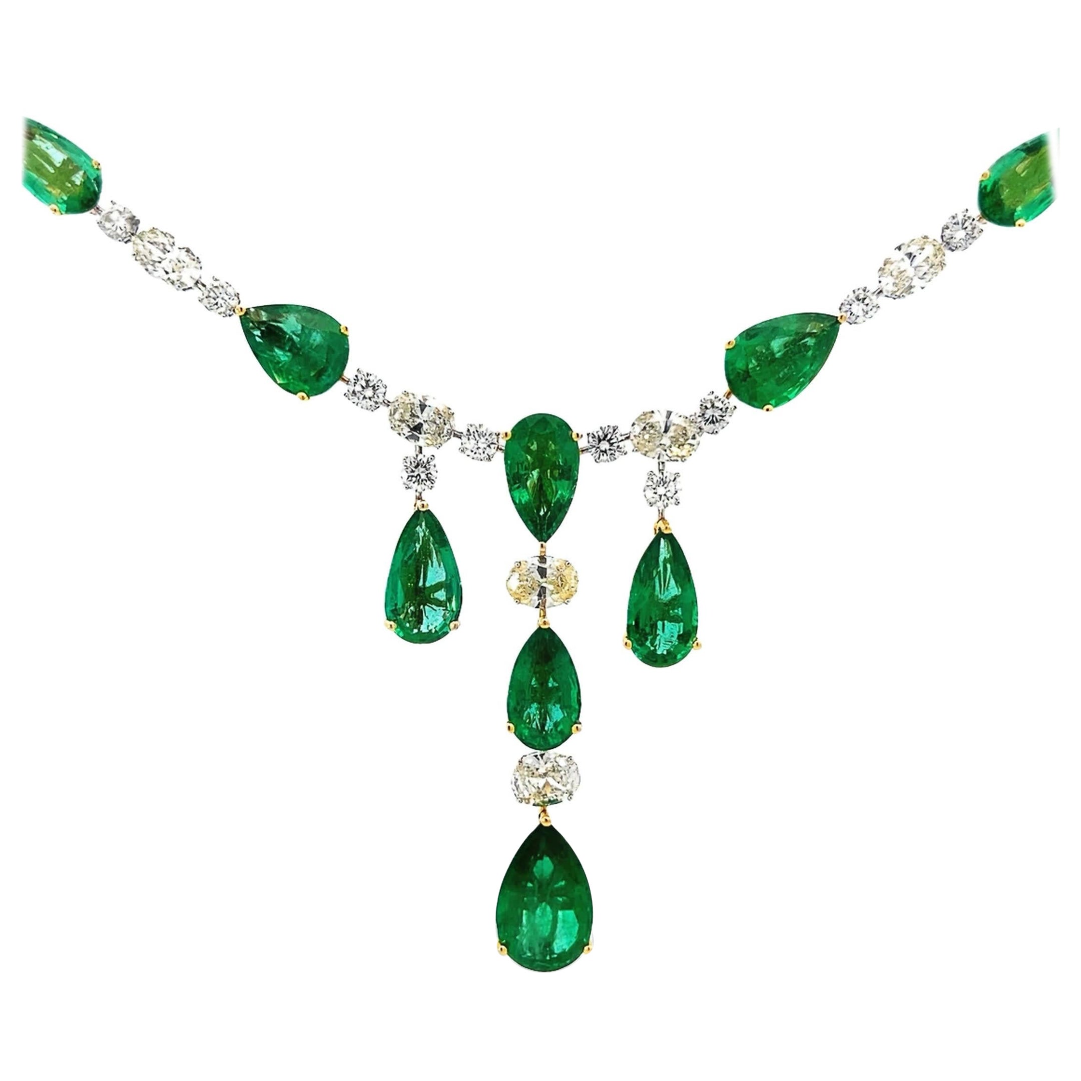 Elegante collana di pietre preziose verdi in vendita