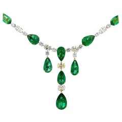 Elegante collar de piedras preciosas verdes