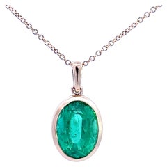 Elegante collana con ciondolo a forma di smeraldo