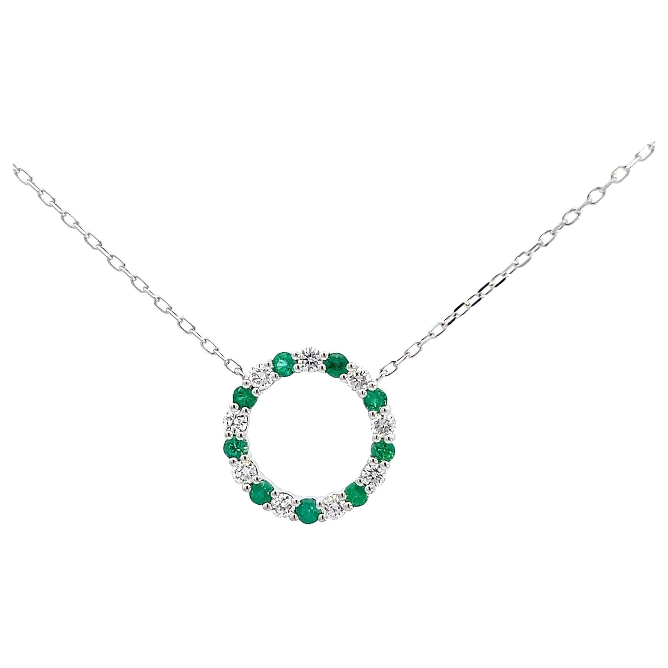 Elegante ciondolo a forma di cerchio con smeraldo