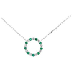 Elegante ciondolo a forma di cerchio con smeraldo