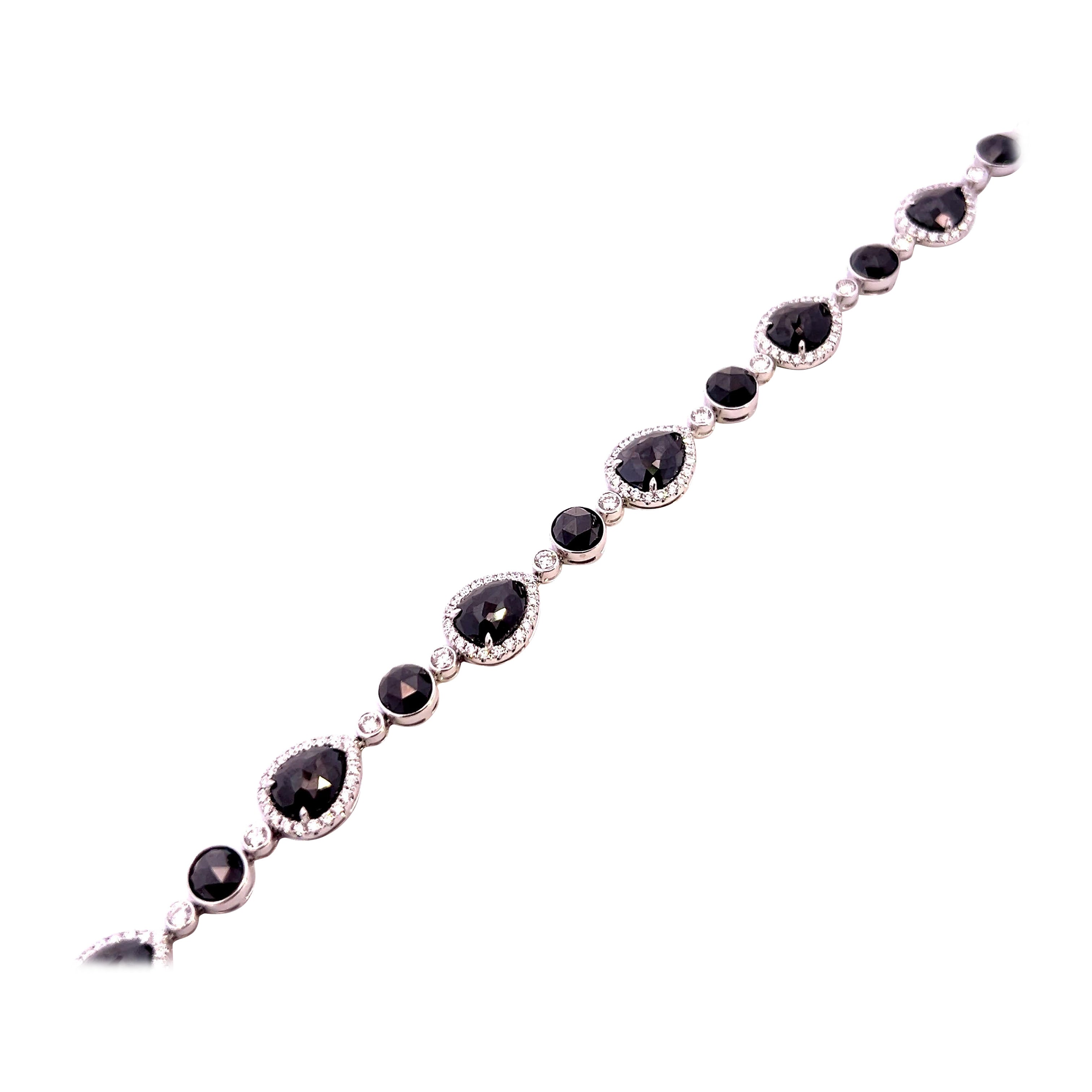 Eleganza del braccialetto con pietre preziose nere