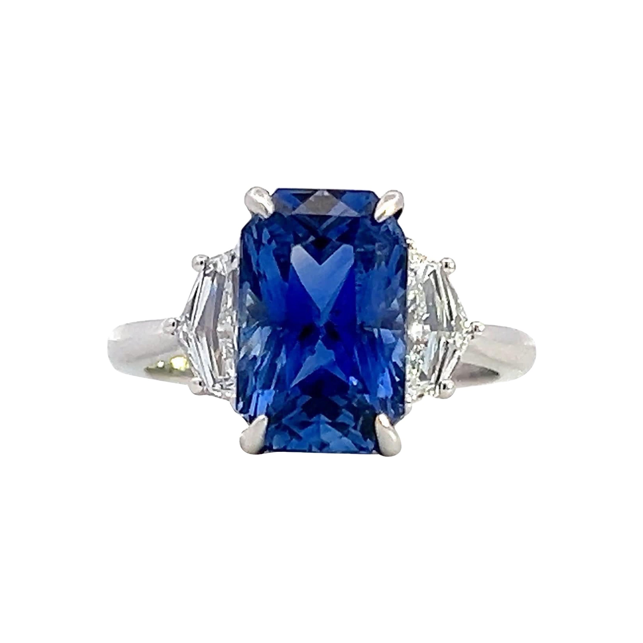 Élégante bague en saphir bleu
