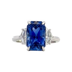 Ring mit elegantem blauem Saphir