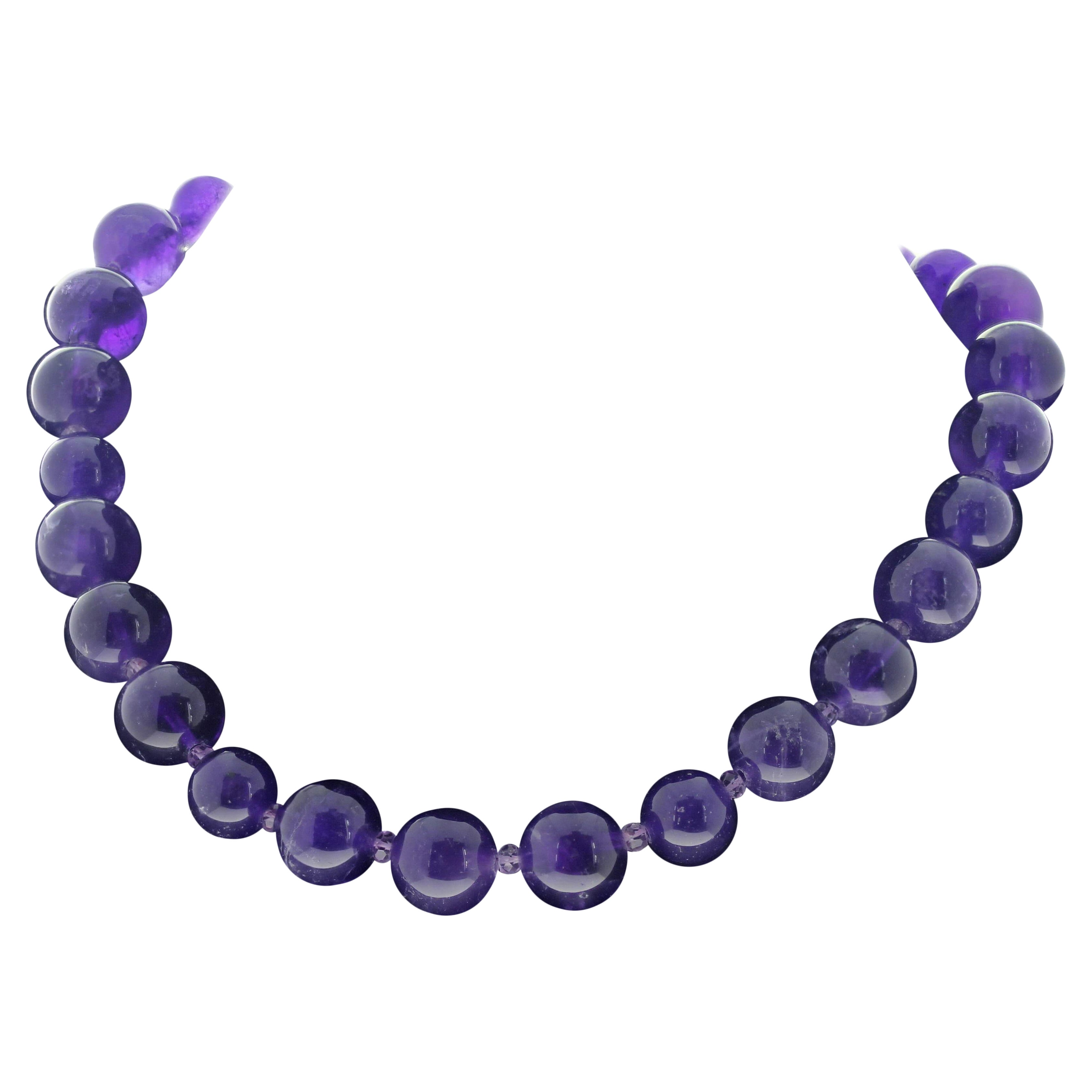 Diese hochglanzpolierten, natürlichen, echten Amethysten (die größten sind ca. 15 mm groß) sind mit winzigen, sehr hellen, runden Amethyst-Abstandshaltern verziert.  Der Verschluss ist ein einfach zu bedienender silberner Hakenverschluss.  Dieser