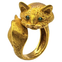 Handgefertigter Cocktailring „Cat“ aus Gelbgold im Jugendstil mit Smaragd und Smaragd im Jugendstil
