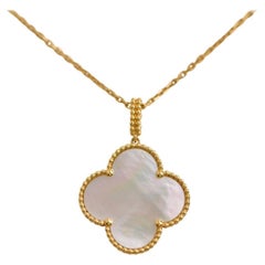Van Cleef & Arpels, collier pendentif Magic Alhambra en or jaune et nacre