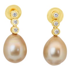 Orecchini pendenti con perle d'acqua salata e diamanti da 11,48 carati in oro giallo 18 ct.