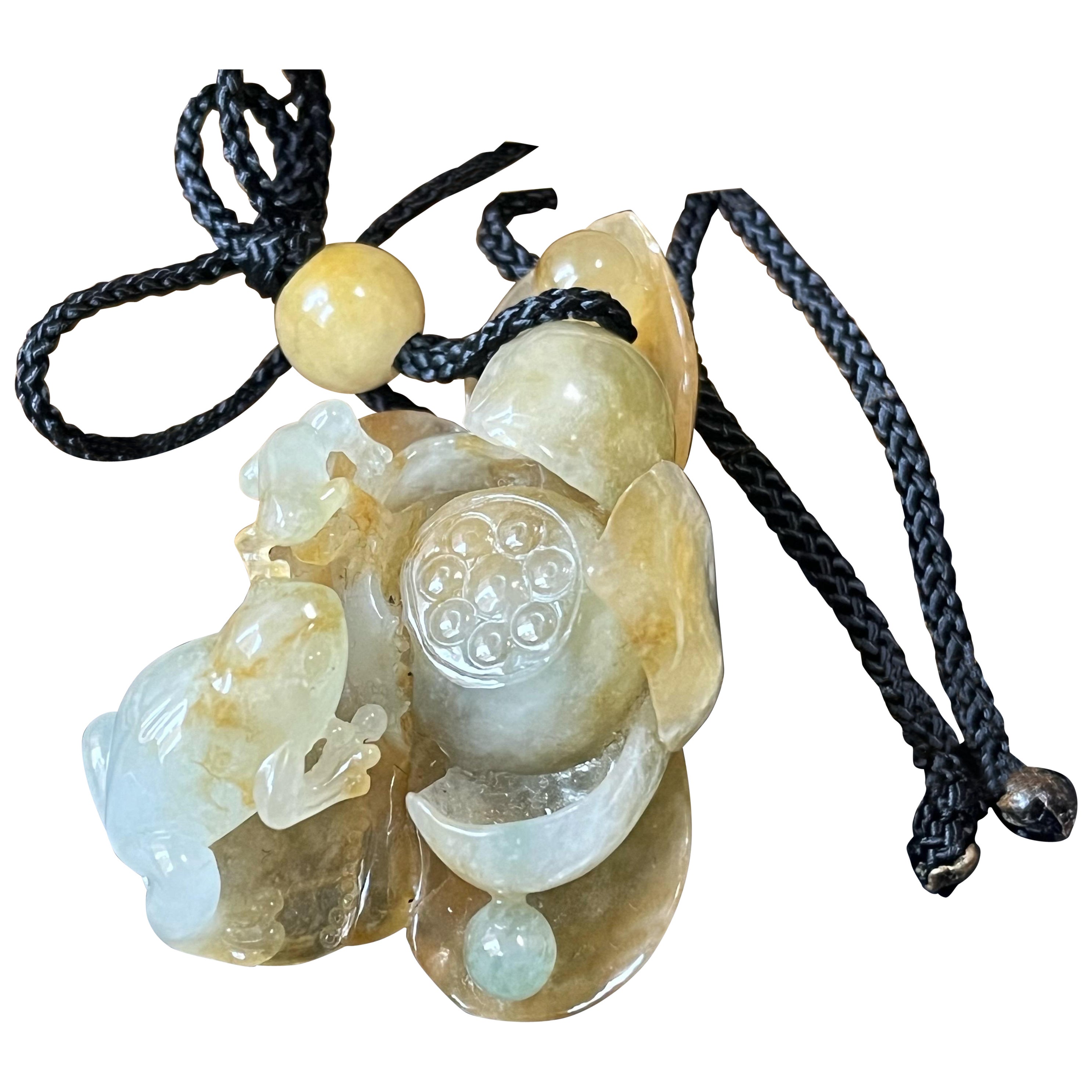 Pendentif en jadéite naturelle du Myanmar - grenouilles et fleurs de lotus sculptées en jaune miel