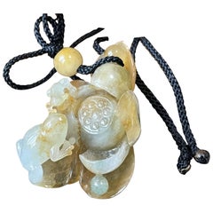 Colgante de Jadeíta Natural de Myanmar - Ranas y Flores de Loto Talladas en Amarillo Miel