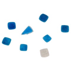 Ole Bjørn Krüger. Acht Broschen aus glasiertem Steingut in blauen und weißen Farbtönen