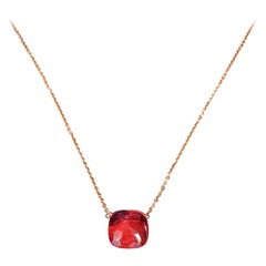 Colgante de cuarzo rojo multifacético en cadena de oro amarillo de 18 quilates