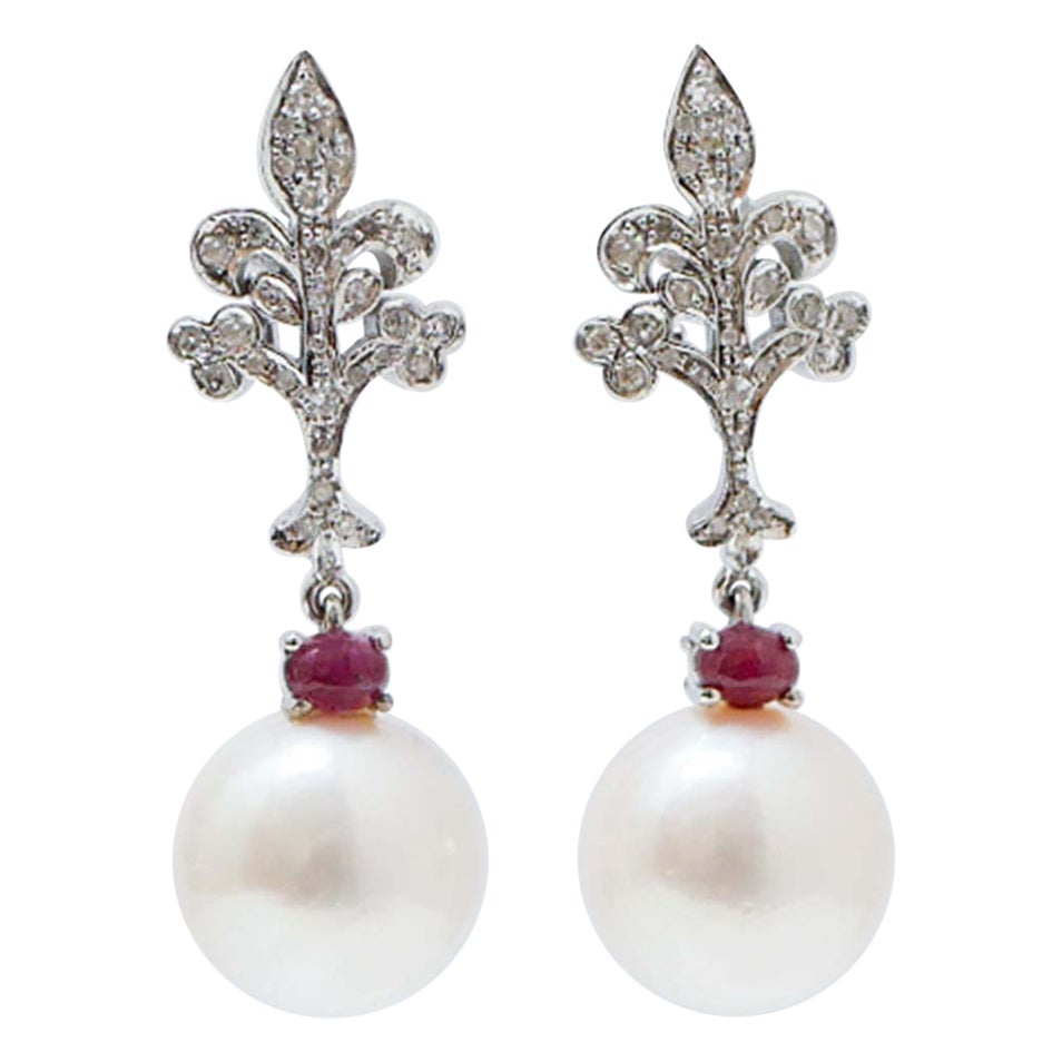 Pendientes de perlas de 12,5 mm, rubíes, diamantes y oro blanco de 14 quilates.