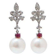 Pendientes de perlas de 12,5 mm, rubíes, diamantes y oro blanco de 14 quilates.