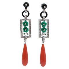 Ohrringe aus Platin mit Koralle, Onyx, Achat, Diamanten, Tsavorit und Platin.