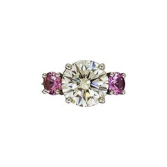 Anillo Trilogía de 3 Piedras con Diamante (Triple X) y Zafiro Rosa de 2,50 ct en Platino 950.