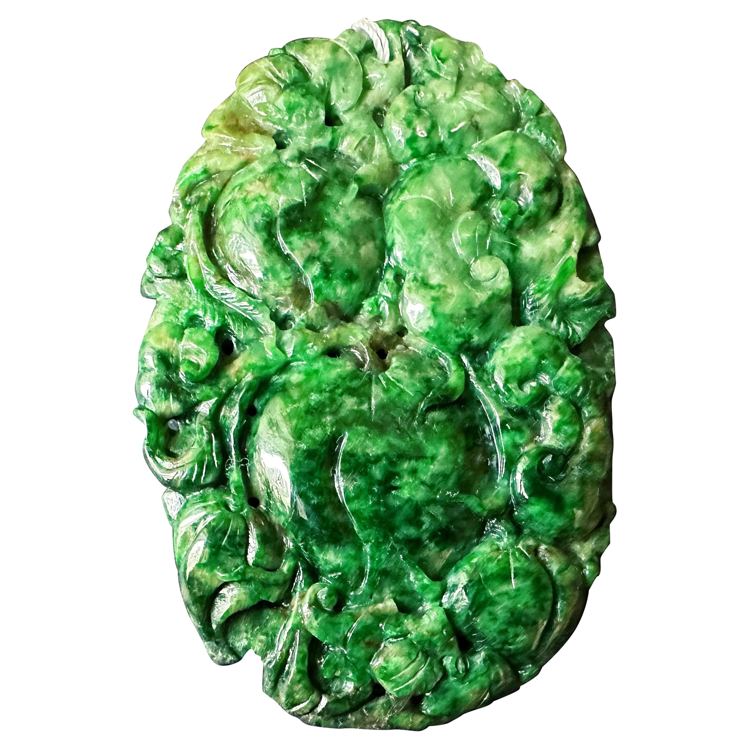 Pendentif géant en jade vert intense fabriqué à la main  Ruyi sculpté artisanalement, pêche