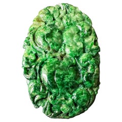 Pendentif géant en jade vert intense fabriqué à la main  Ruyi sculpté artisanalement, pêche