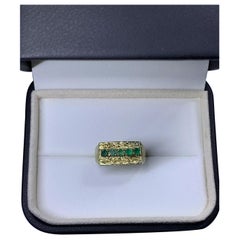 0.71ct Emerald green signet ring in 14ct yellow gold.