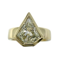 Anillo biselado de oro amarillo de 18k con diamante VS1 de talla fantasía natural certificado por el GIA