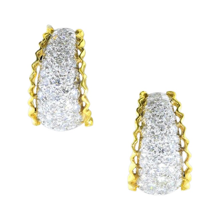 Boucles d'oreilles en or blanc et jaune 18 carats, serties de diamants blancs très fins. Les quelque 72 diamants représentent une valeur estimée à 2,15 cts. Les diamants sont tous bien taillés et finement assortis. Elles sont estimées presque
