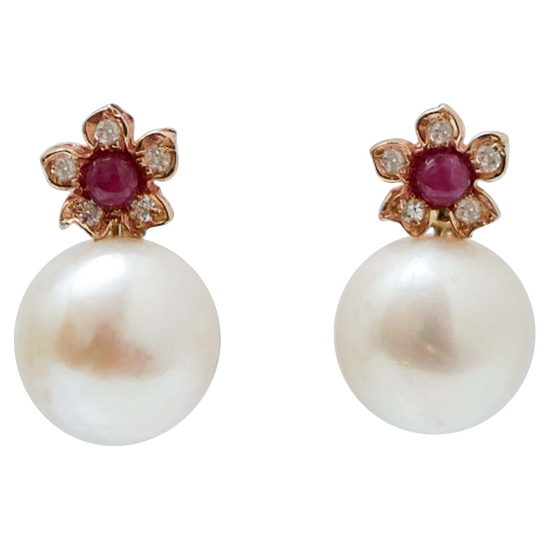 Pendientes de perlas blancas, rubíes, diamantes y flor de oro rosa de 12.5 mm.