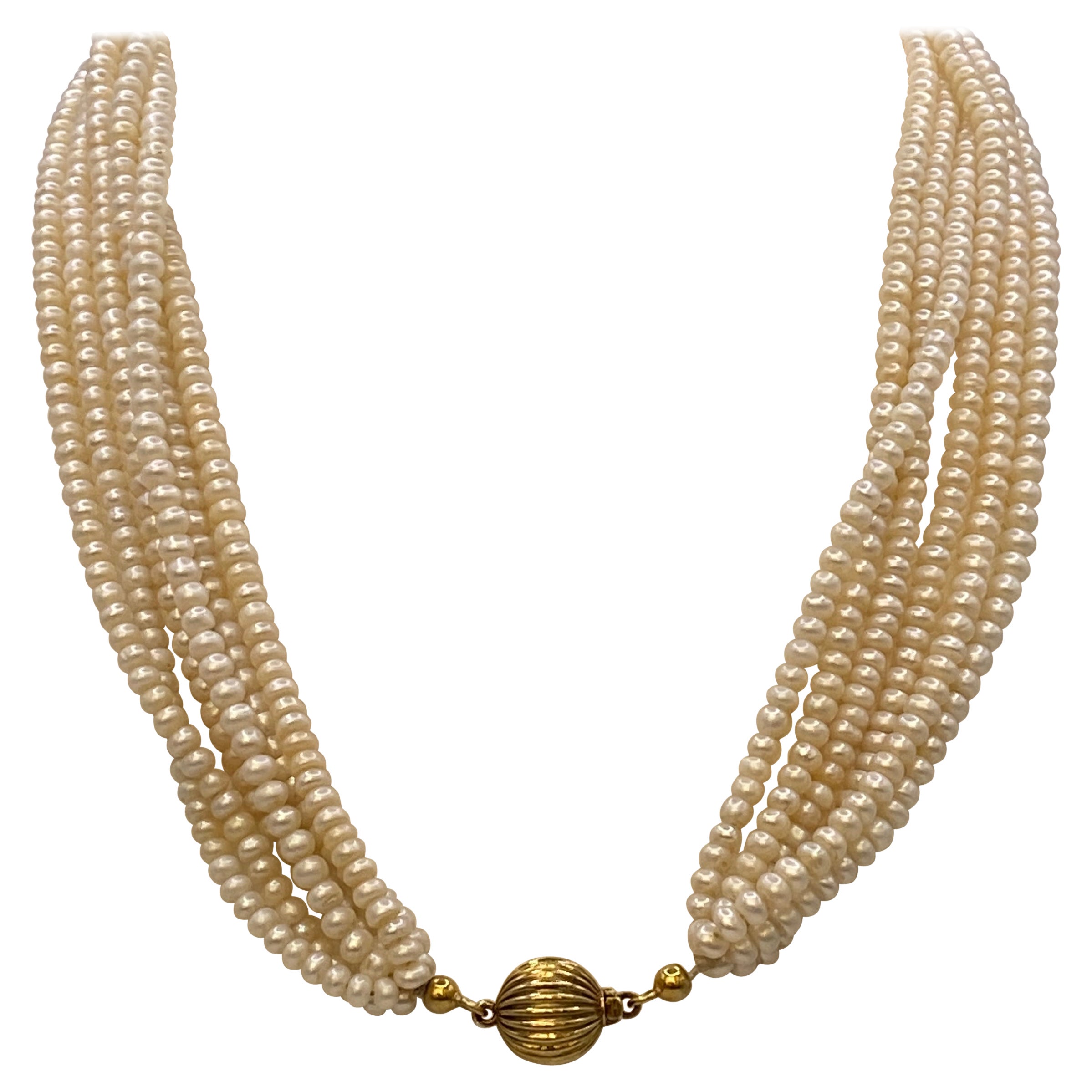 Sechstrangige Süßwasser-Perlen-Choker-Halskette mit goldenem Verschluss.