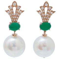 Orecchini con perle bianche da 13 mm, agata, diamanti, oro rosa 14 carati.