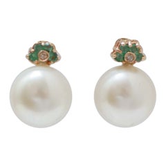 Pendientes de perlas de 10,5 mm, esmeraldas, diamantes y oro rosa de 14 quilates.